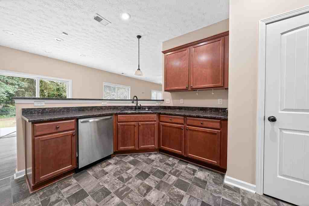 2 Lincolnshire Ln - Photo 7 of 36