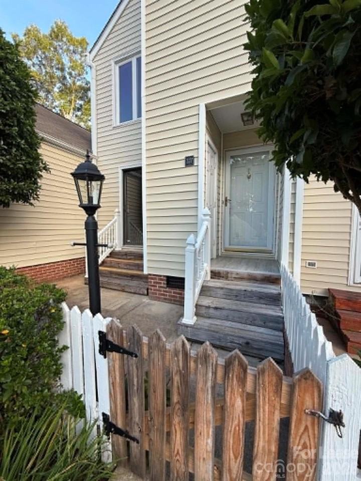 327 Eastwood Dr - Photo 2 of 18