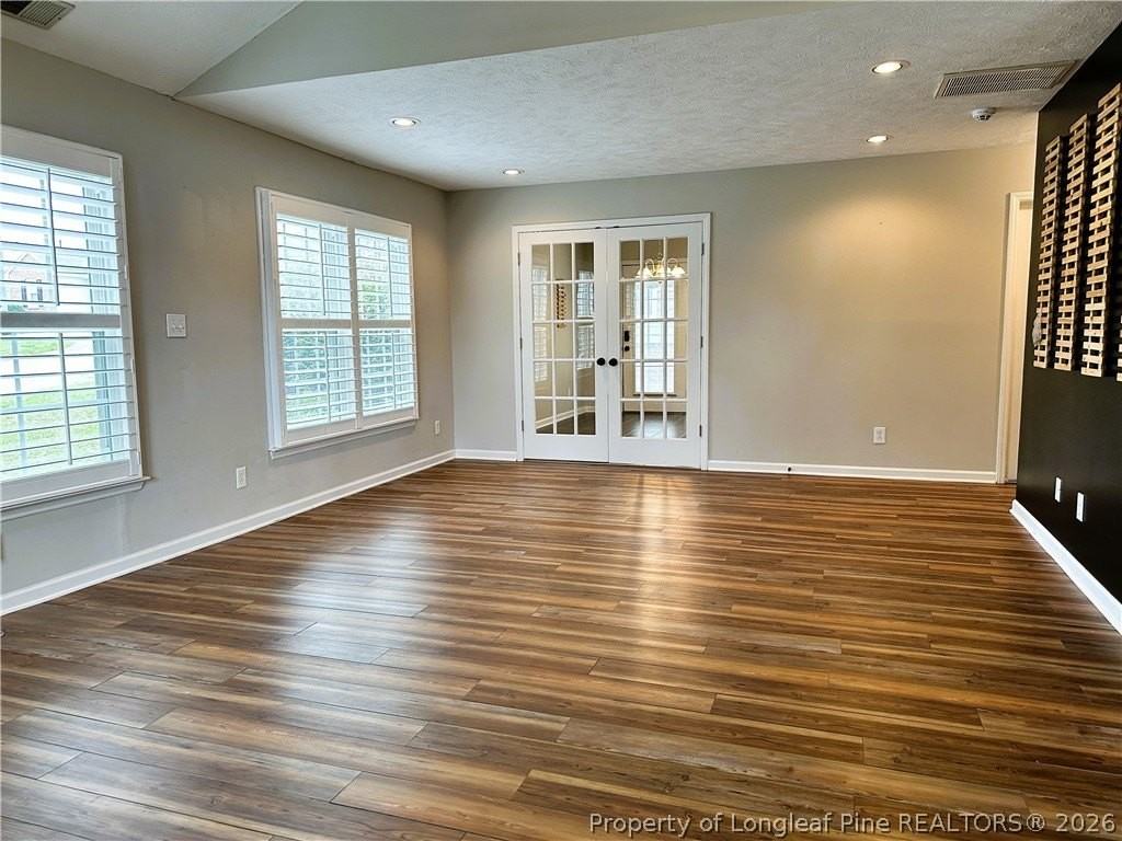 2940 Amelia Dr - Photo 5 of 19