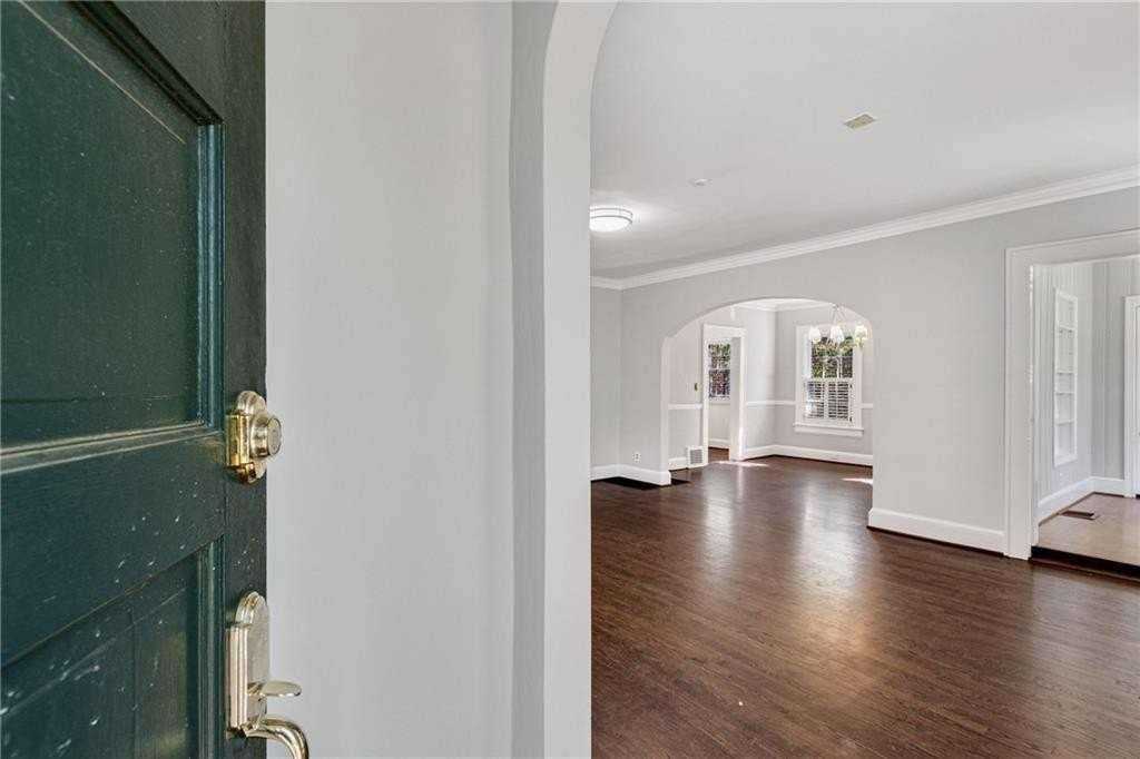 666 Yorkshire Rd Ne - Photo 3 of 30
