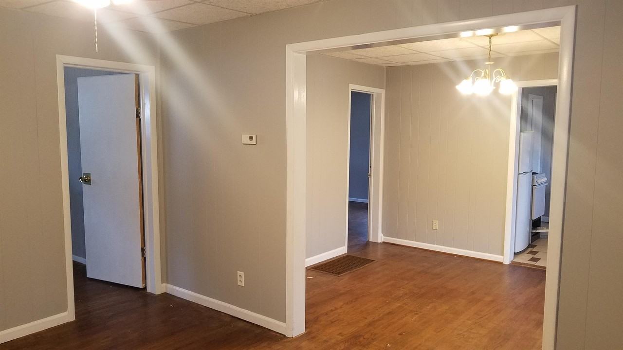 2103 N 28th St #1 - Photo 5 of 11