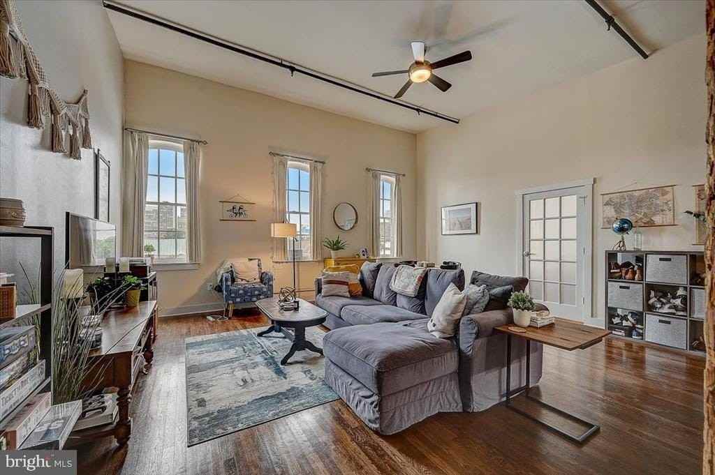 20515 Cuthbert St - Photo 7 of 30
