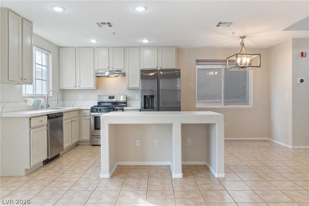 3211 Sunrise Cove Ave - Photo 6 of 32