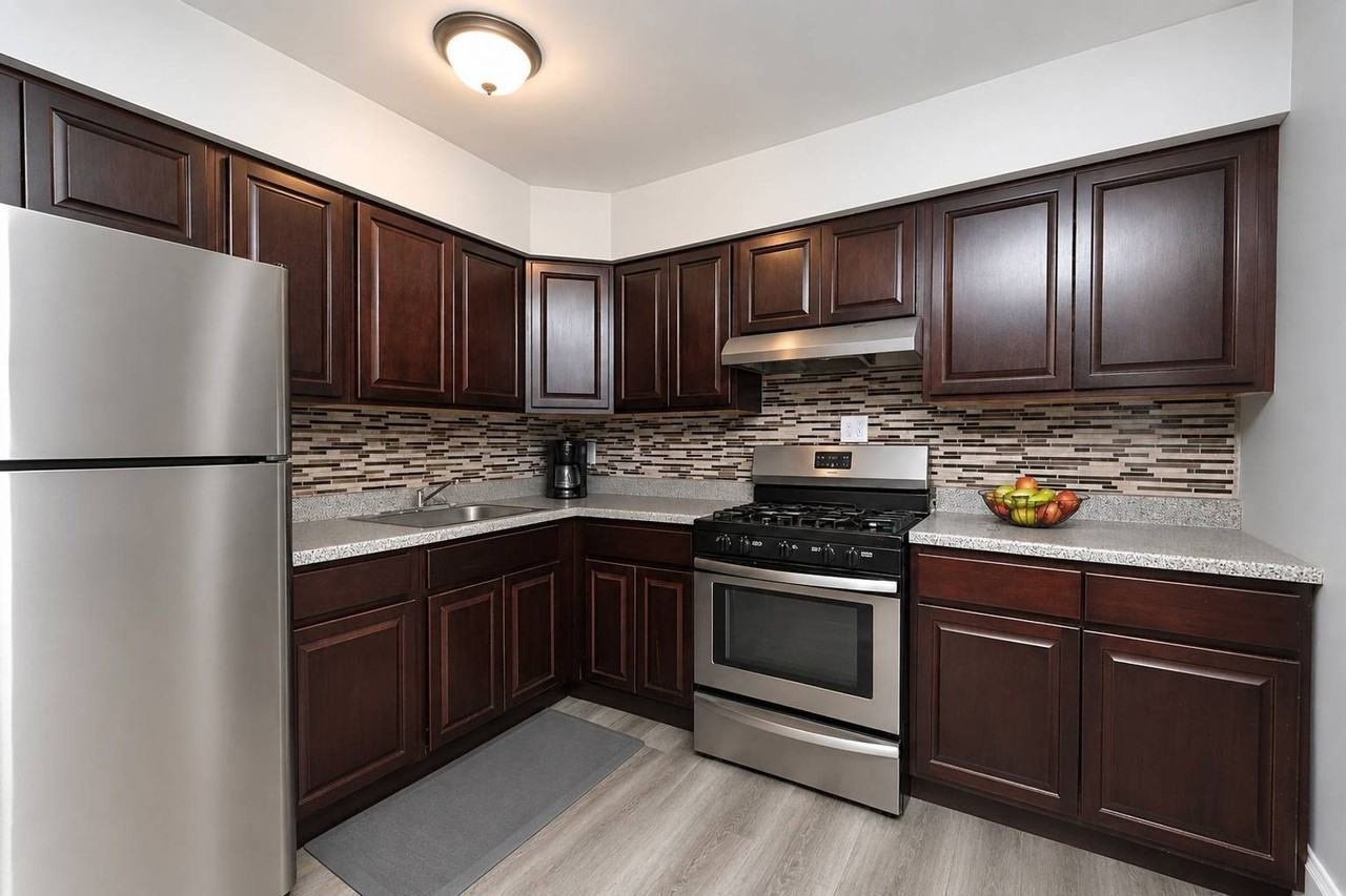 Longshore Apartments - Photo 4 of 4