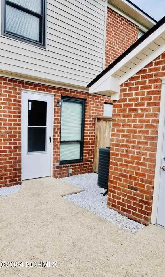 19 Upton Ct - Photo 2 of 24