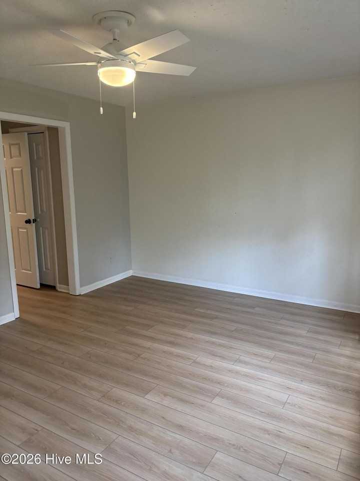 127 Holiday Ct - Photo 4 of 9