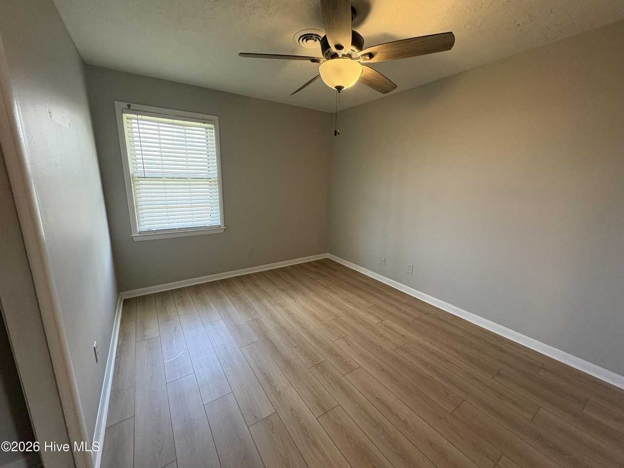 127 Holiday Ct - Photo 7 of 9