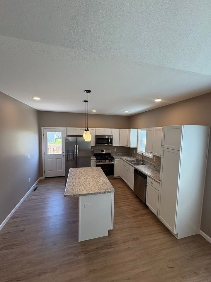 709 Stephanie Ct - Photo 3 of 18