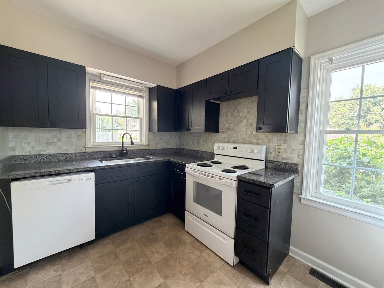 112 Bellevue Dr - Photo 4 of 9