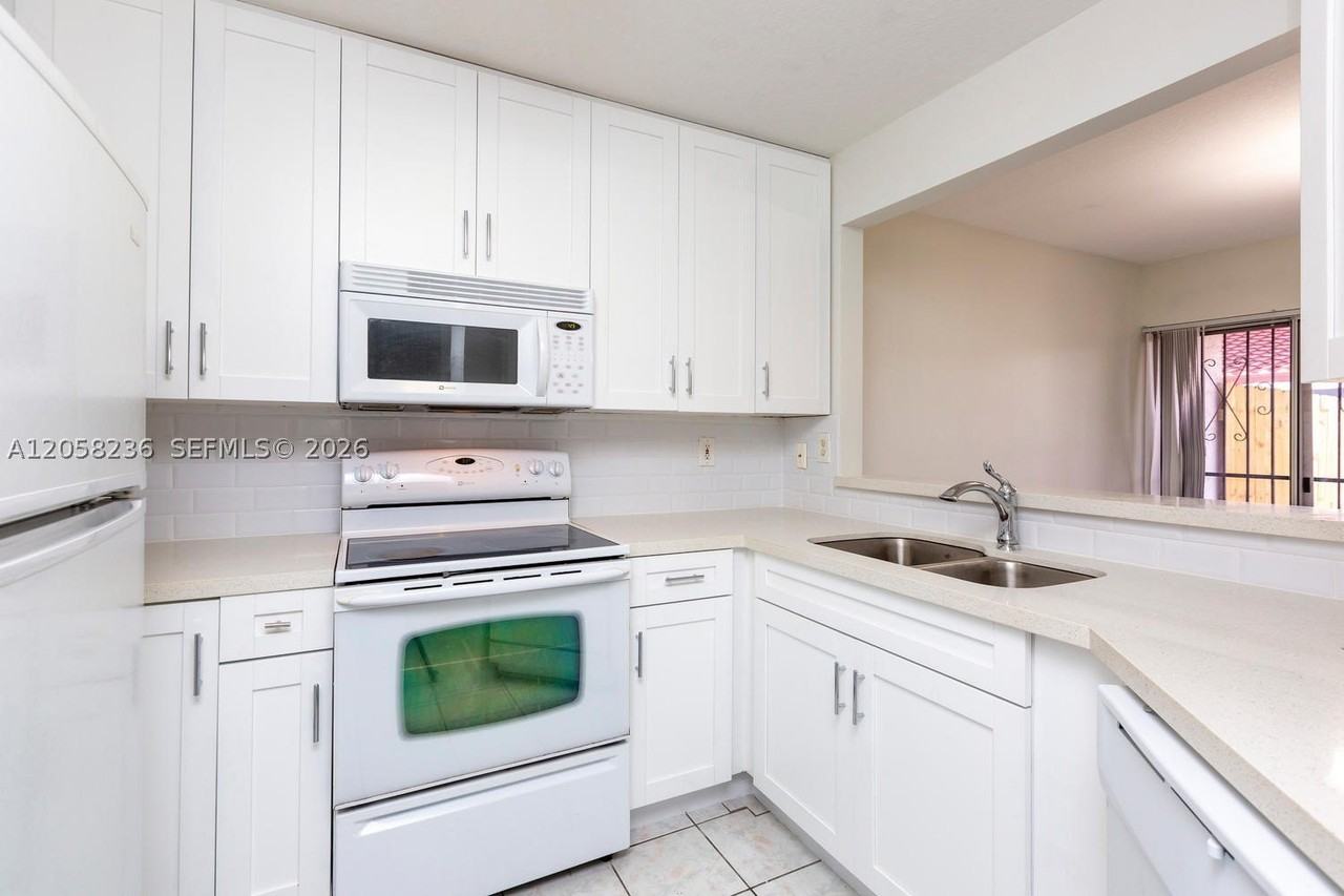 20700 Sw 81st Ave - Photo 3 of 19