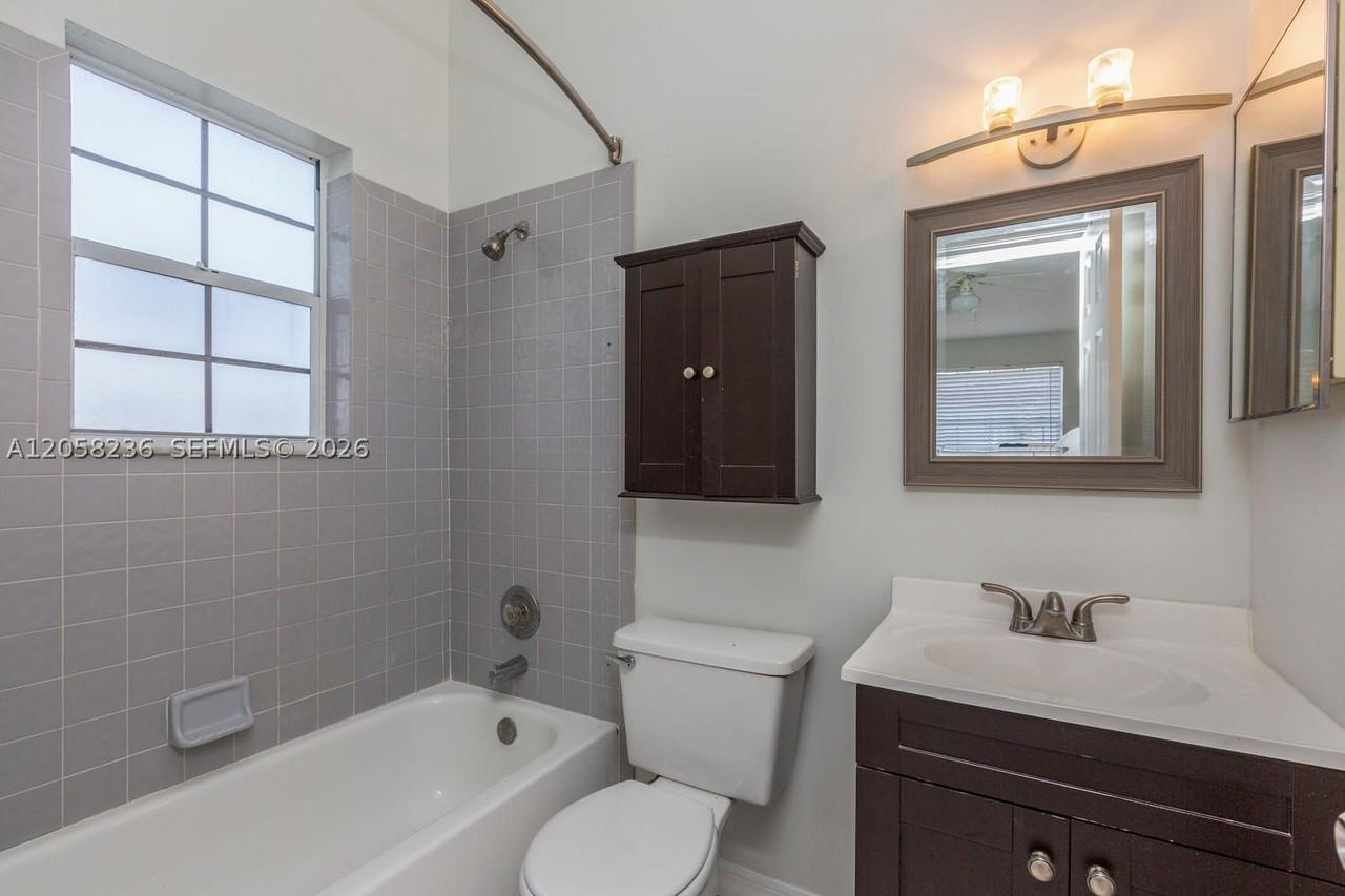 20700 Sw 81st Ave - Photo 7 of 19