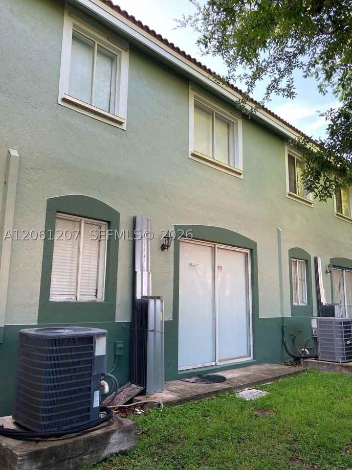 2430 Se 14th Ave #276 - Photo 3 of 17