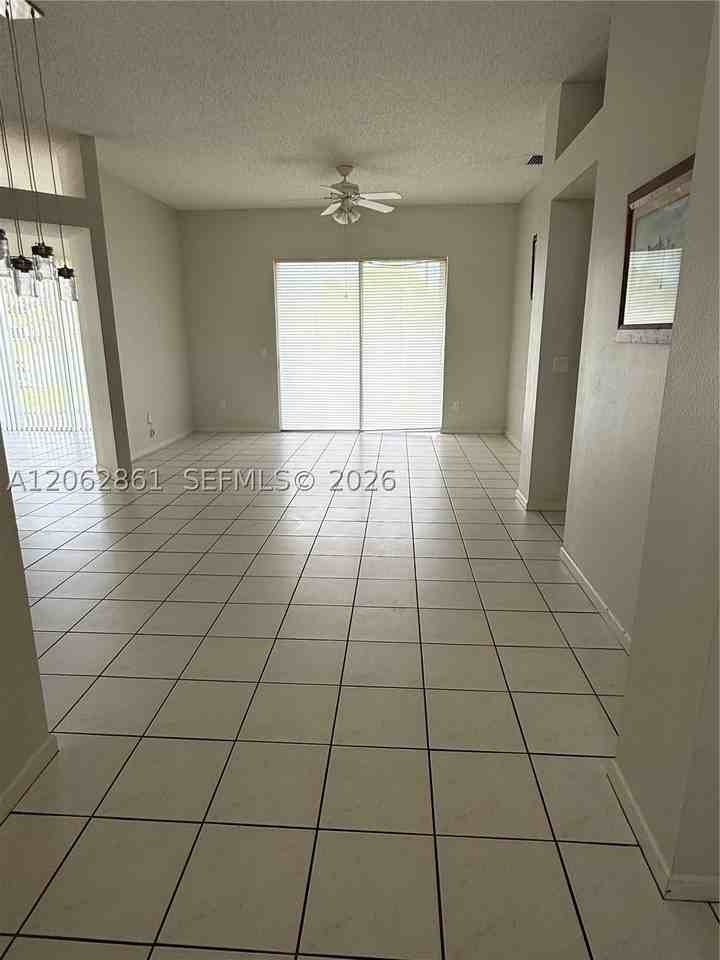 2435 Se 7th Pl #2435 - Photo 5 of 33