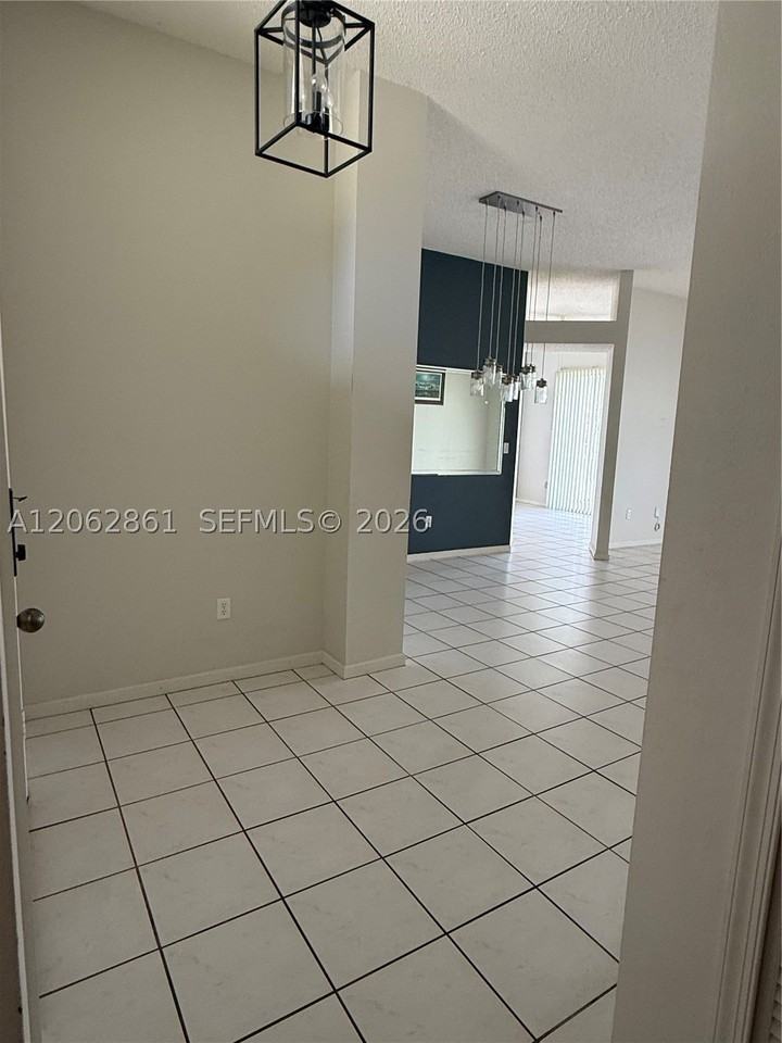 2435 Se 7th Pl #2435 - Photo 6 of 33