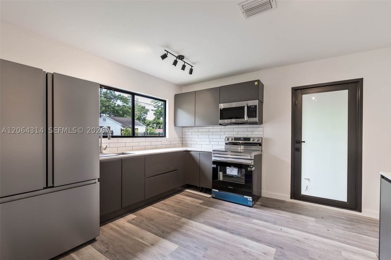 25 Nw 78th St #1 - Photo 4 of 34