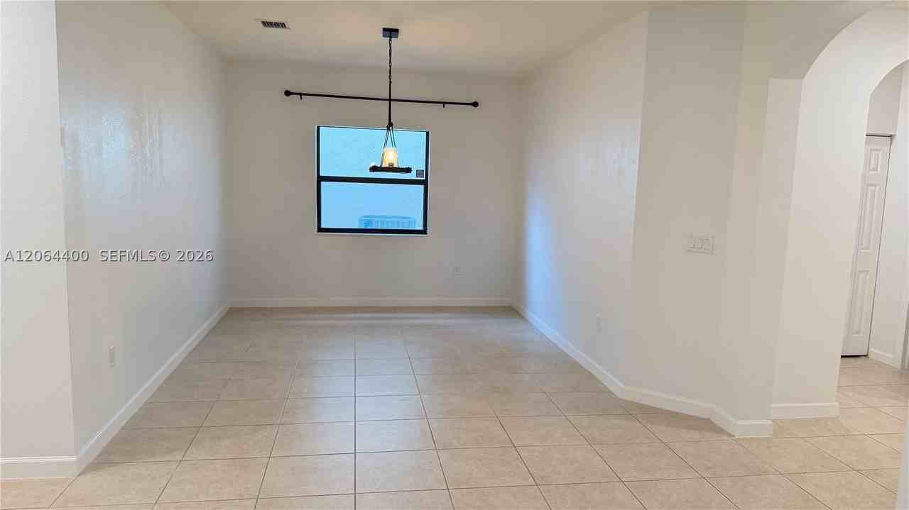 737 Se 37th Pl - Photo 4 of 48