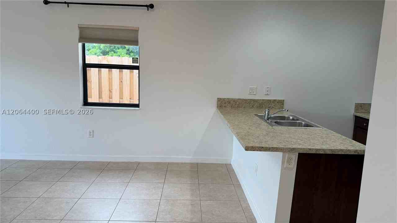 737 Se 37th Pl - Photo 6 of 48