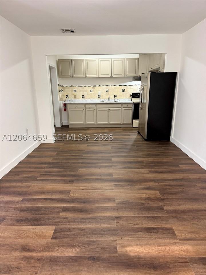 1200 Nw 37th Ave #2 - Photo 4 of 17