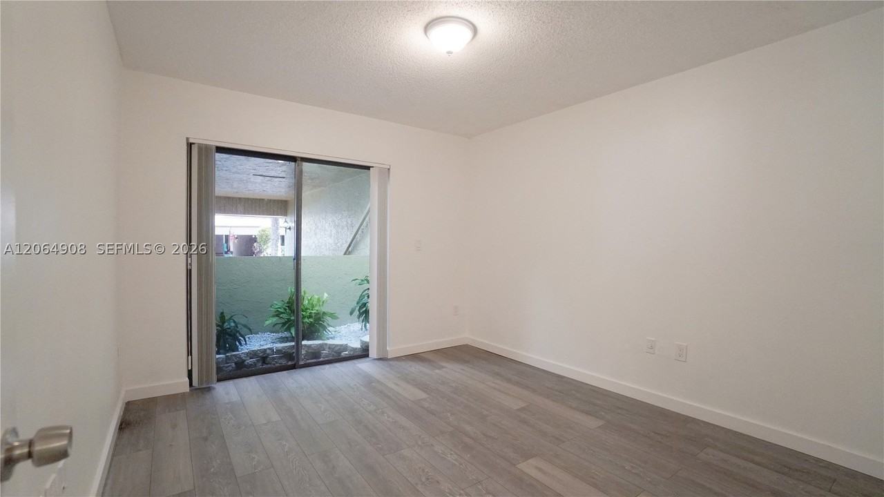 3823 Estepona Ave - Photo 7 of 27