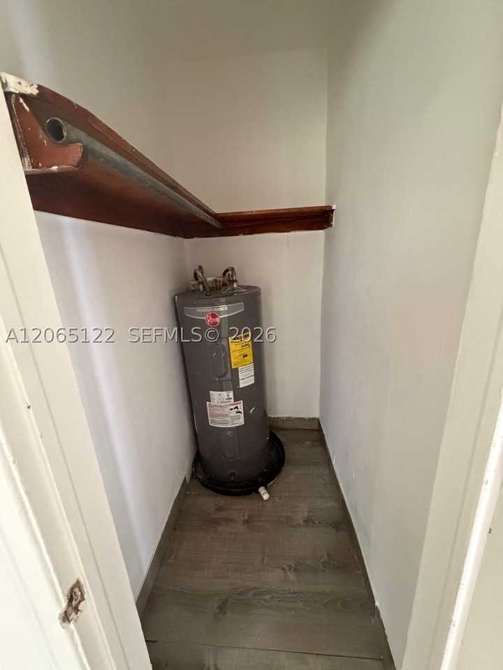 1861 Nw 49th St - Photo 3 of 8