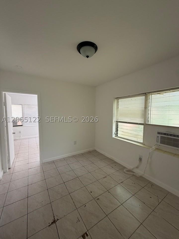 1861 Nw 49th St - Photo 4 of 8