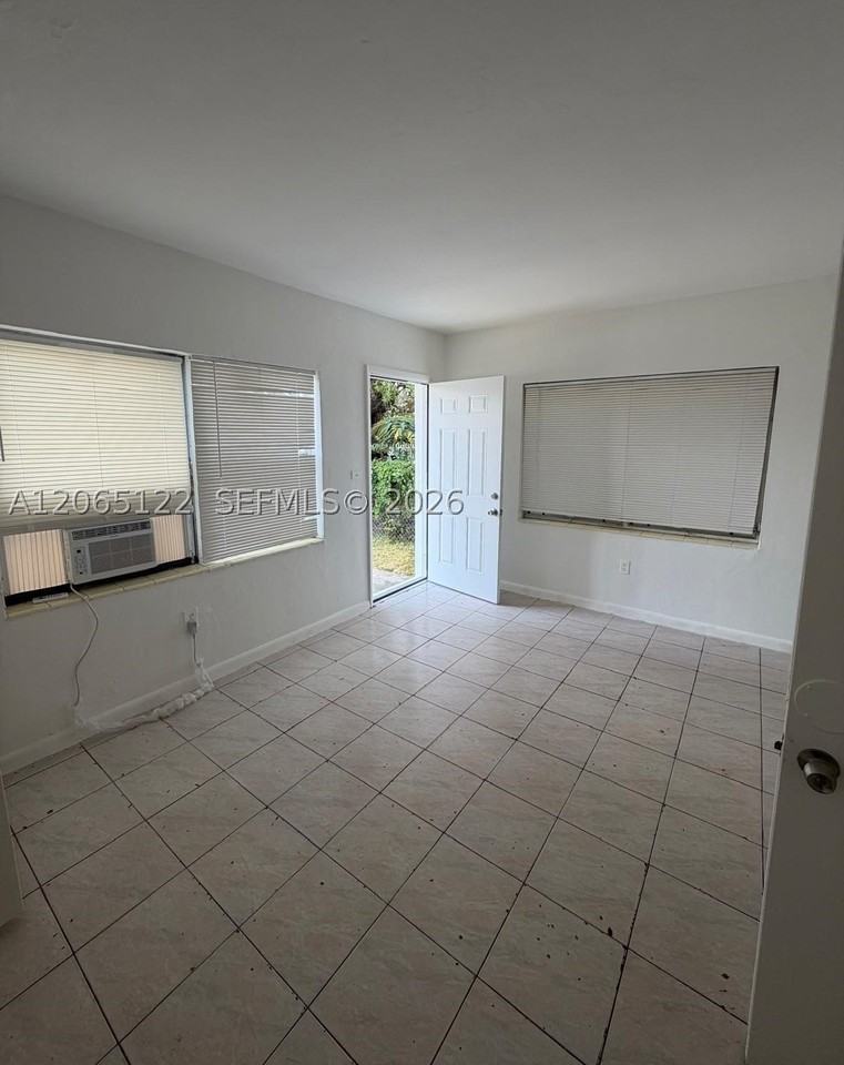 1861 Nw 49th St - Photo 5 of 8