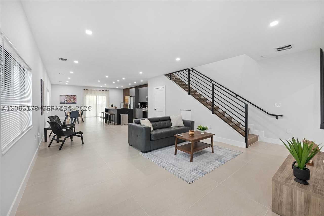 1121 Nw 25th St - Photo 2 of 20
