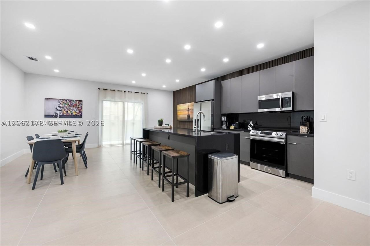 1121 Nw 25th St - Photo 3 of 20