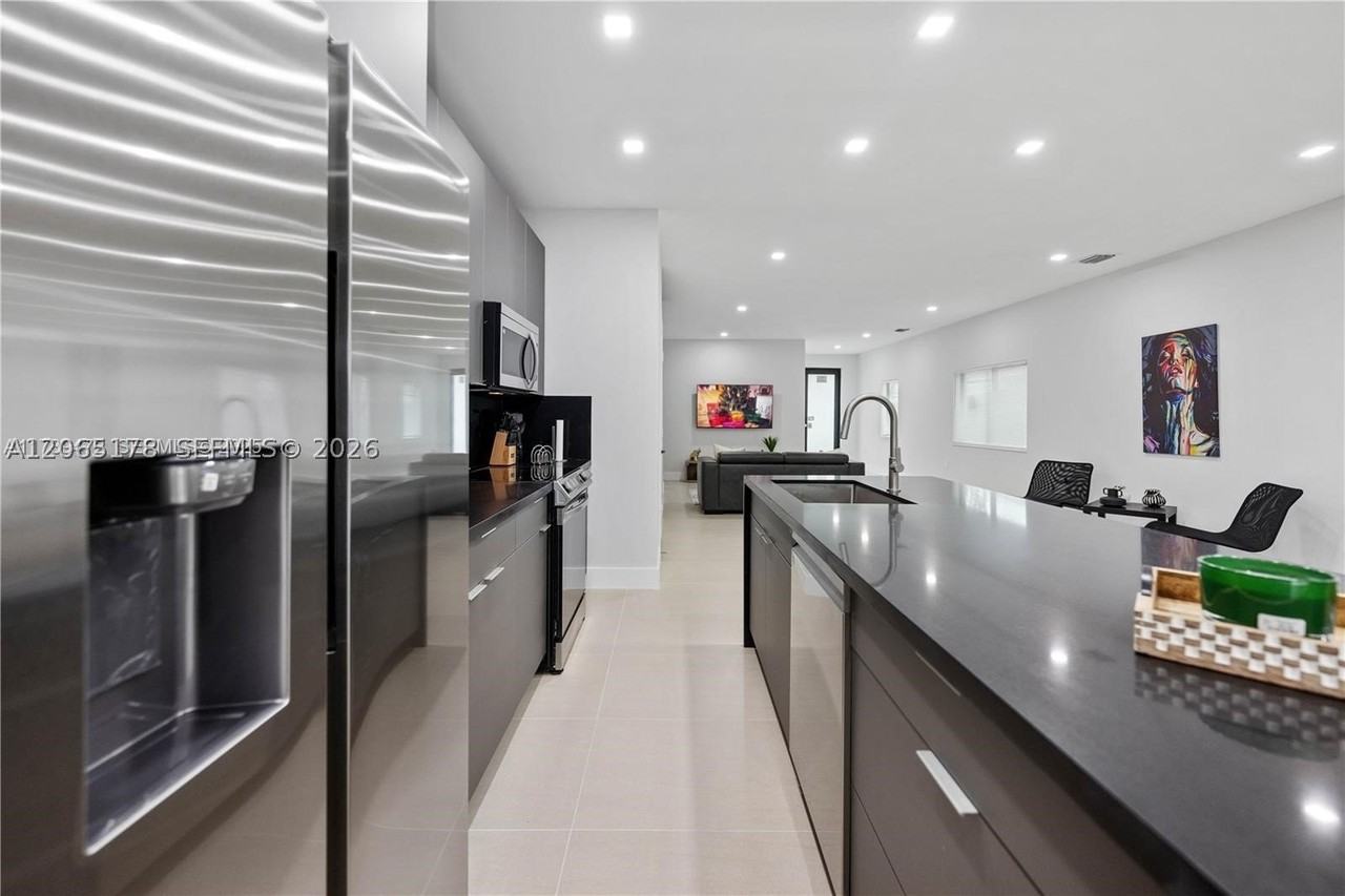 1121 Nw 25th St - Photo 4 of 20