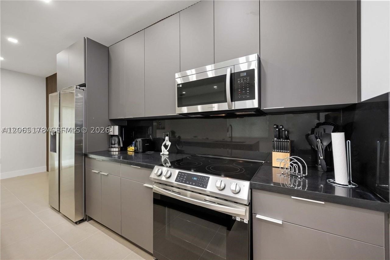 1121 Nw 25th St - Photo 6 of 20