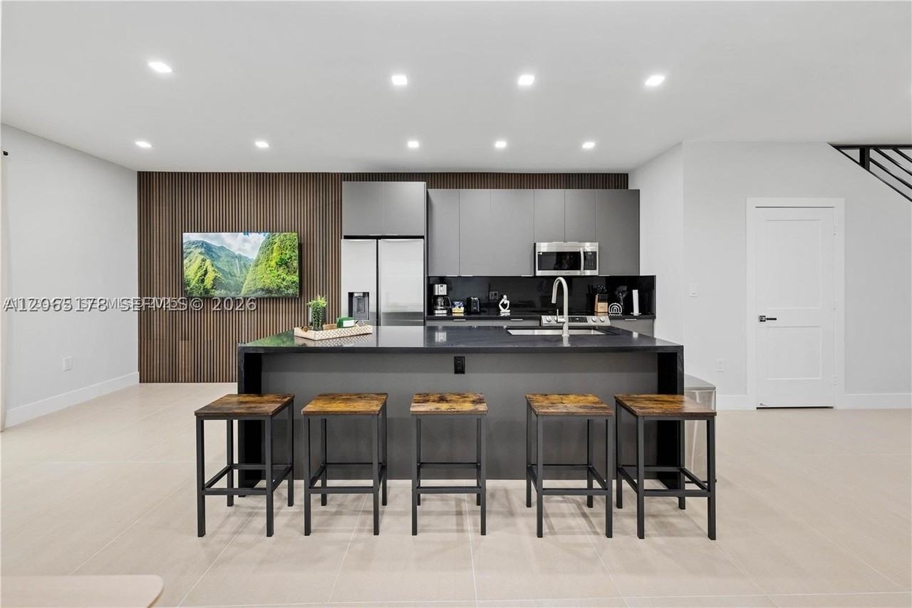 1121 Nw 25th St - Photo 7 of 20