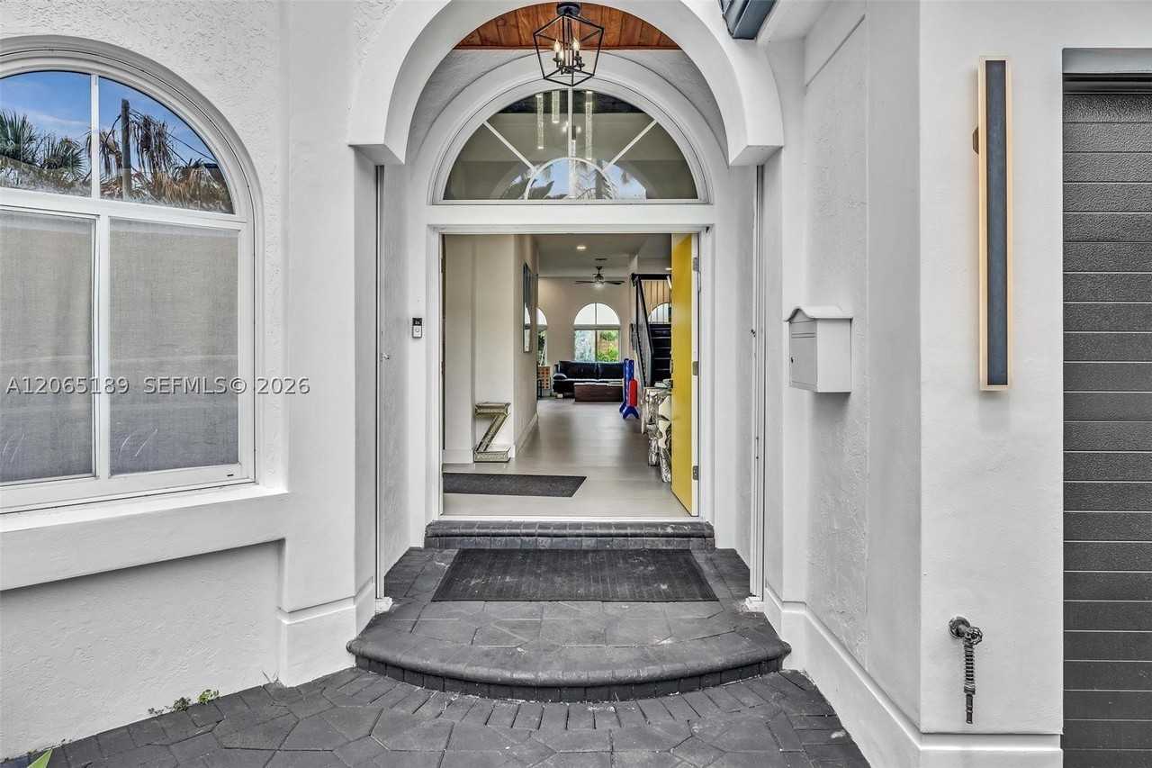 2521 Center Ave - Photo 2 of 50