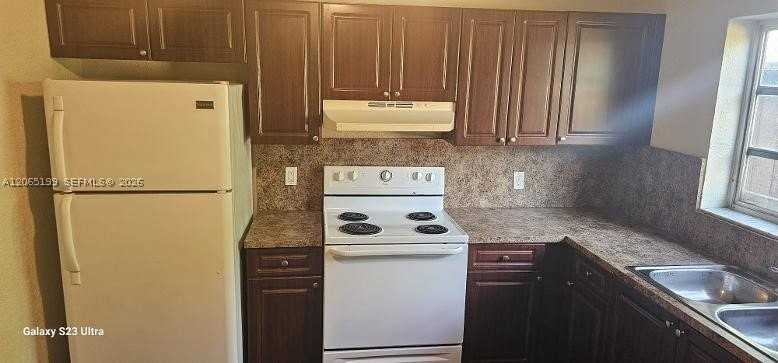 6012 Sw 33rd St #103 - Photo 4 of 9