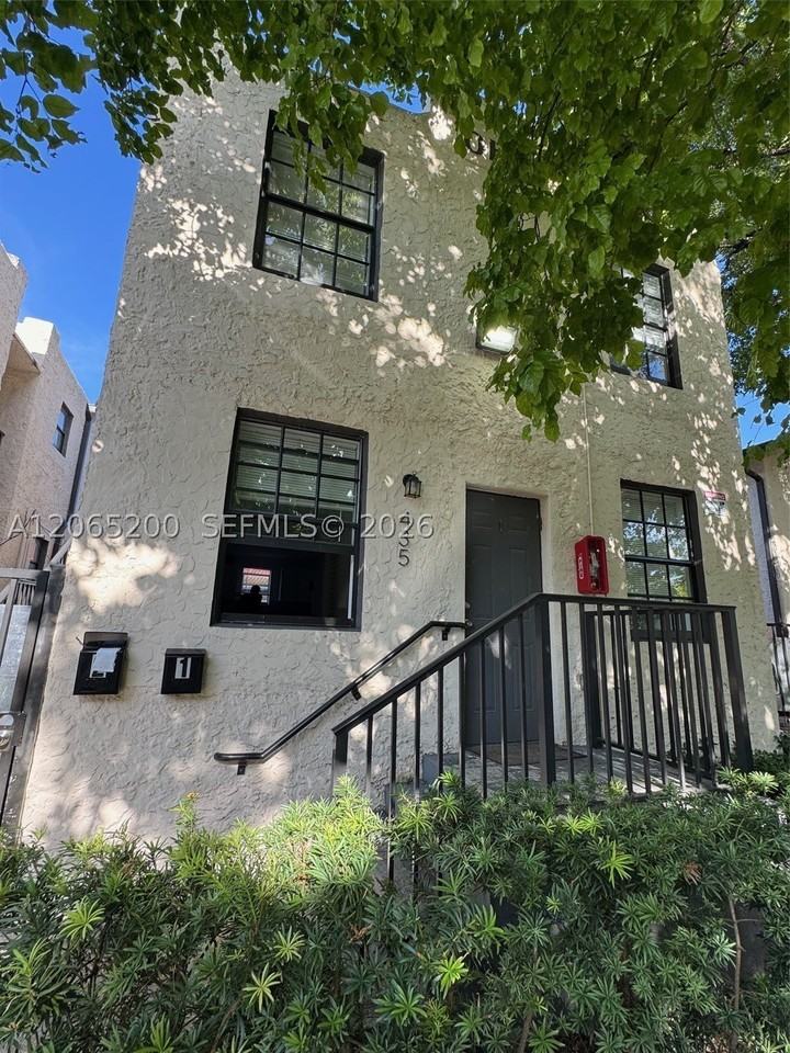 1068 Nw 5th St #B1 - Photo 2 of 12