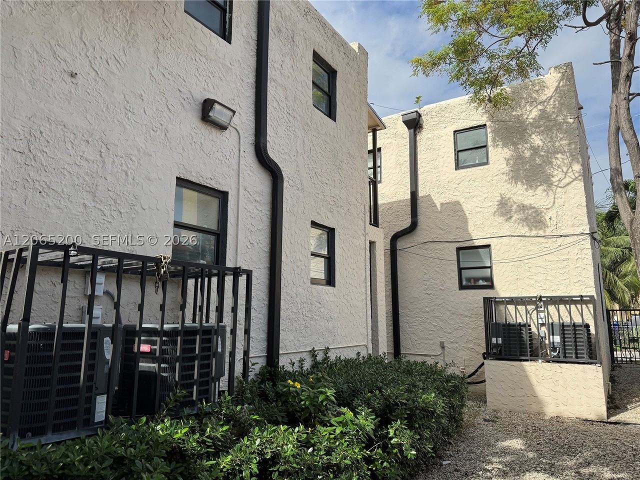 1068 Nw 5th St #B1 - Photo 4 of 12