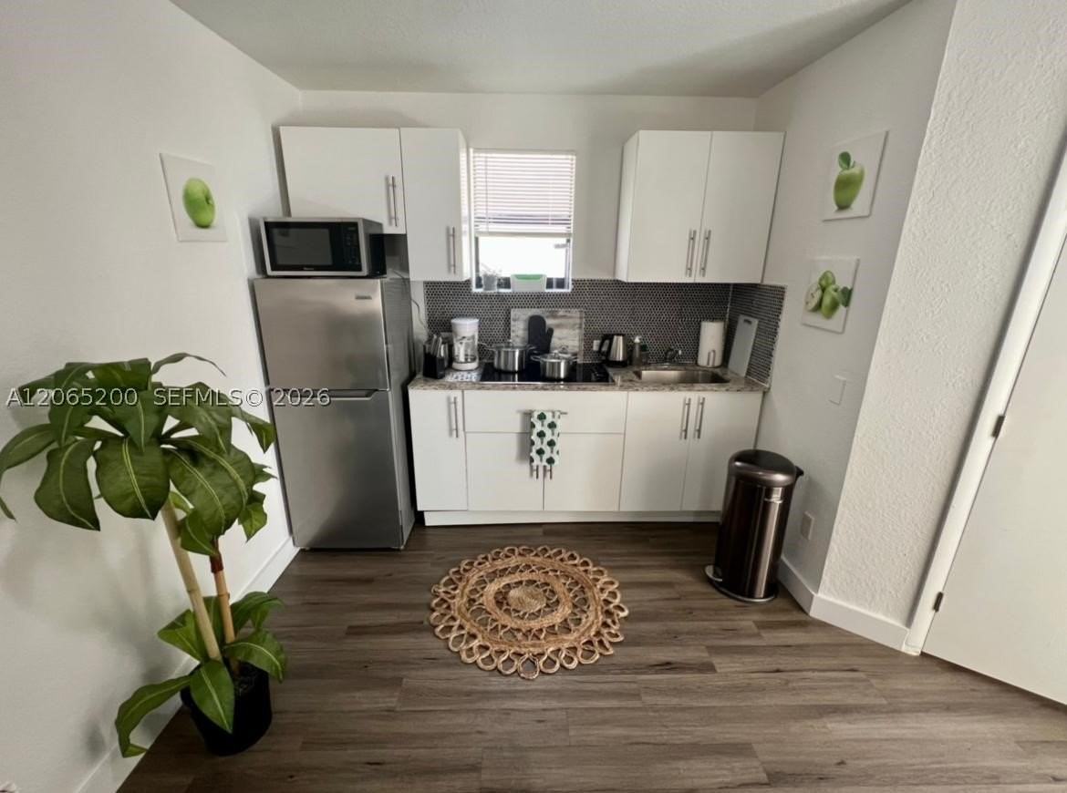 1068 Nw 5th St #B1 - Photo 6 of 12