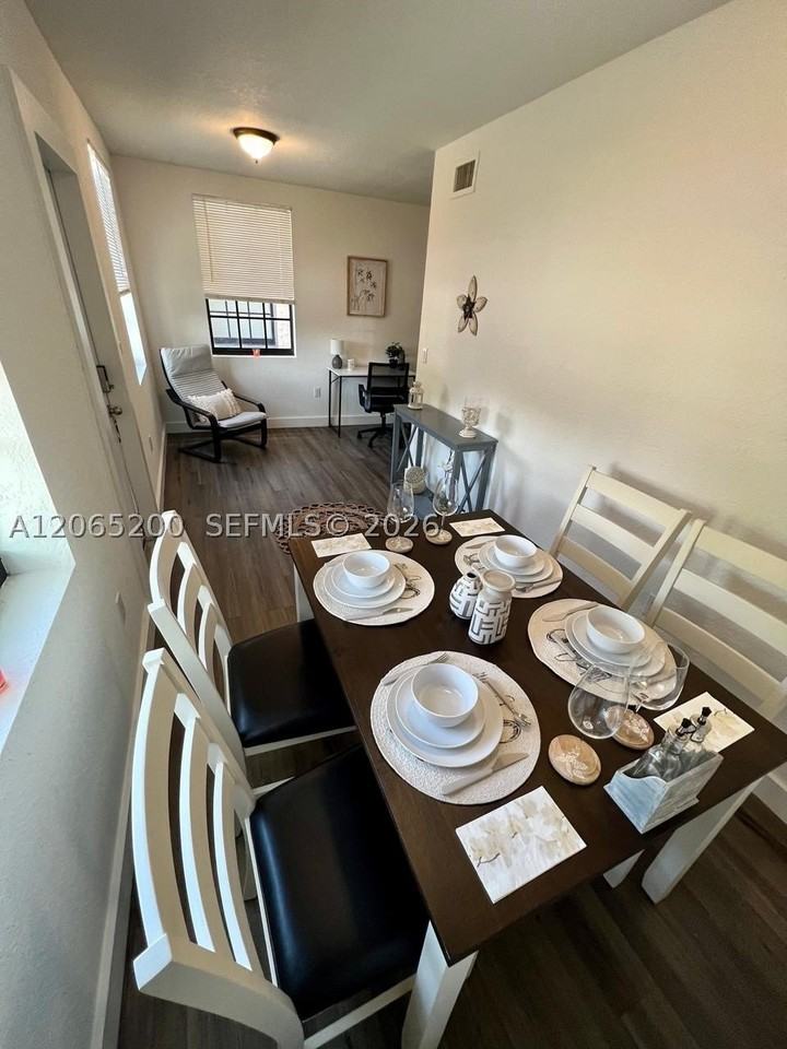 1068 Nw 5th St #B1 - Photo 7 of 12