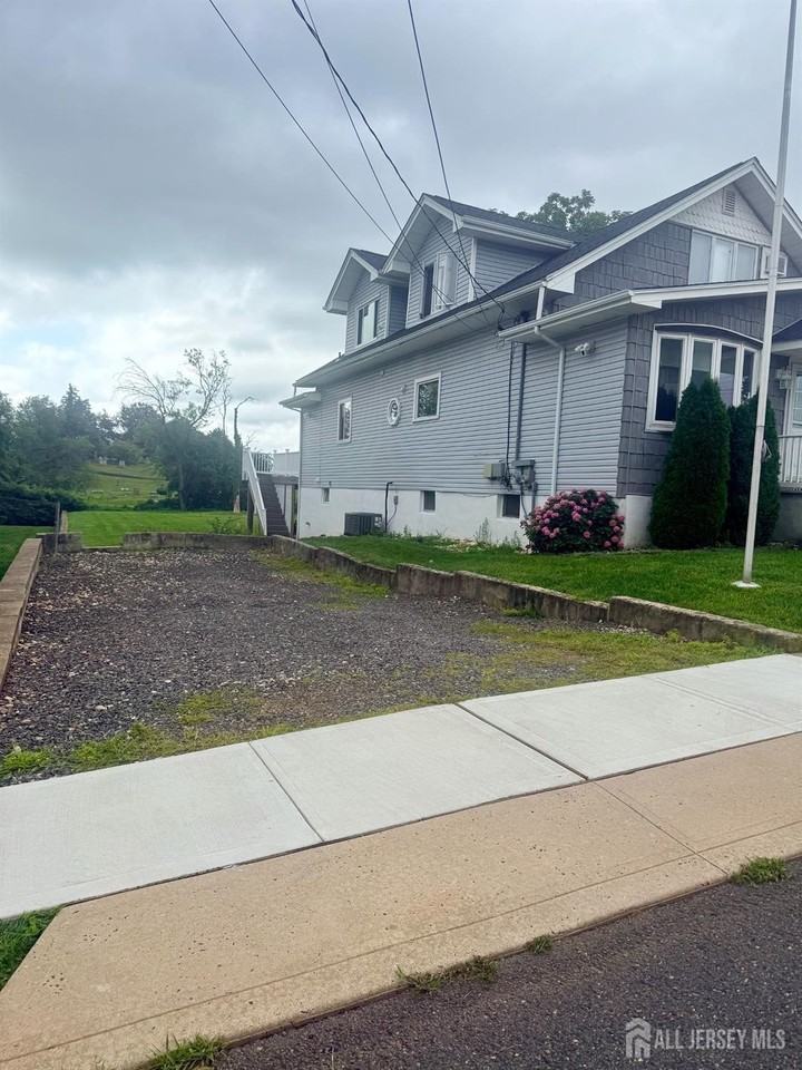 363 Portia St - Photo 2 of 23