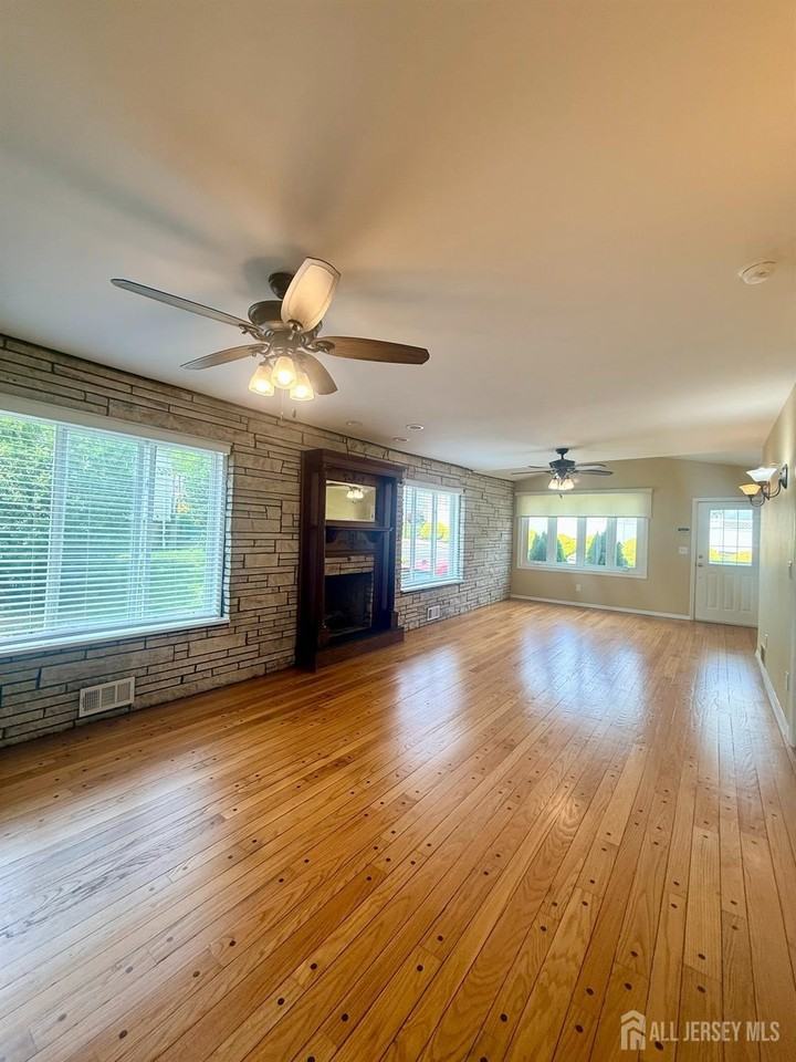 363 Portia St - Photo 3 of 23