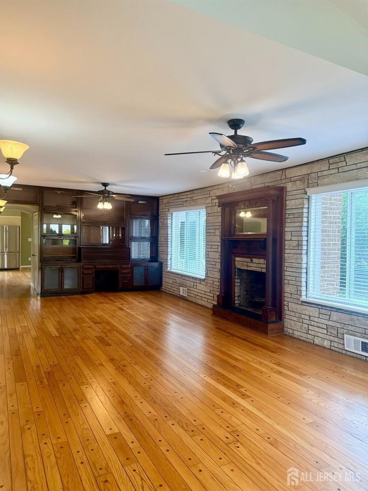 363 Portia St - Photo 4 of 23