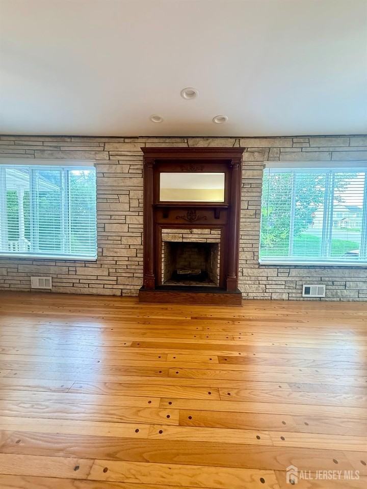 363 Portia St - Photo 6 of 23
