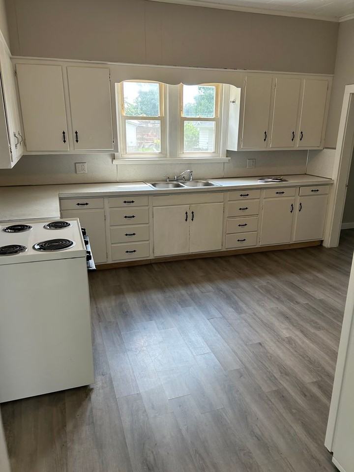 301 N 10th St - Photo 2 of 10