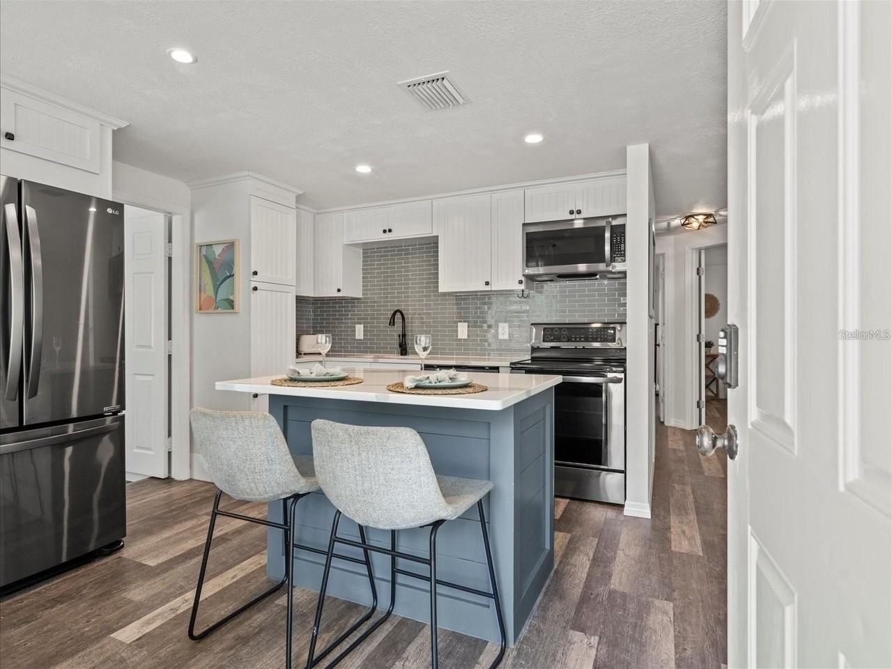 3138 W Varn Ave - Photo 3 of 11