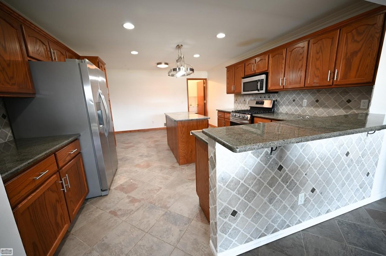 28777 Berwick Ct - Photo 7 of 29