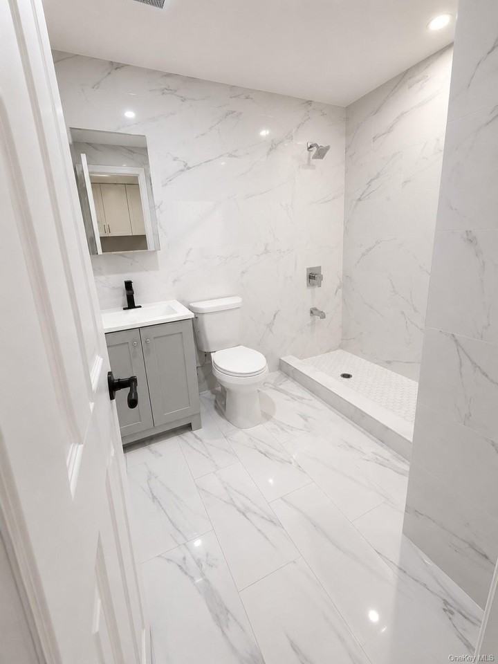 2040 Washington Ave - Photo 6 of 8