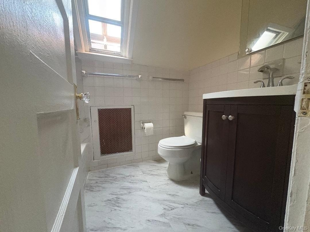 111 Hart Ave - Photo 4 of 7