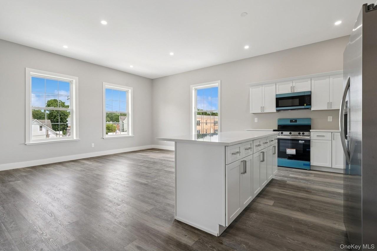 153 Greenwich Ave #201 - Photo 3 of 31
