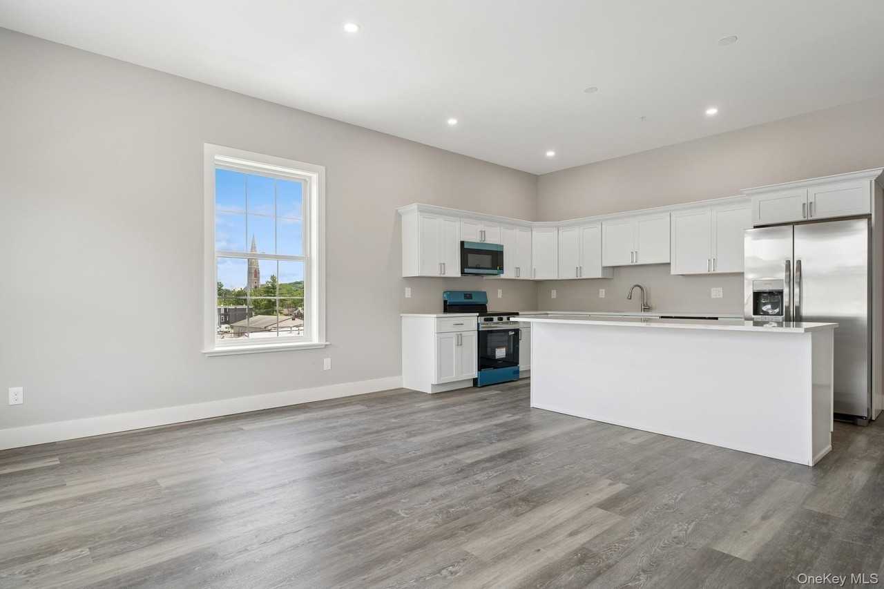 153 Greenwich Ave #201 - Photo 4 of 31