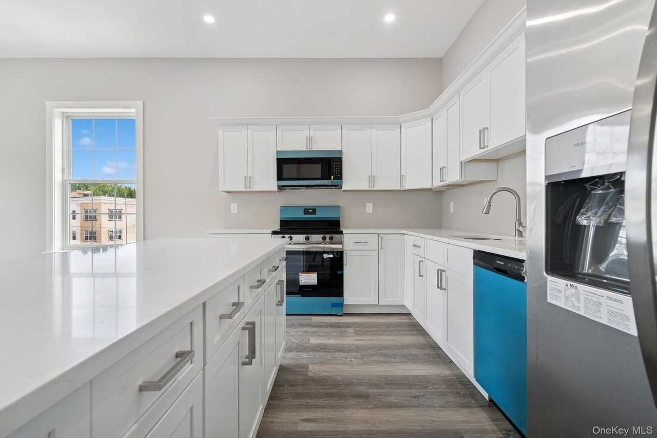 153 Greenwich Ave #201 - Photo 5 of 31