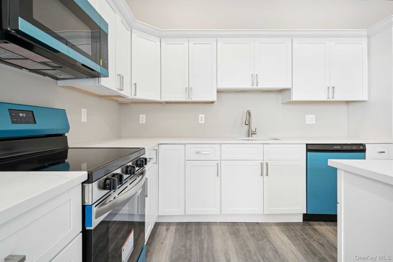 153 Greenwich Ave #201 - Photo 6 of 31